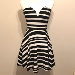 ‼️2/$12‼️ Wet seal Strapless v neck dress